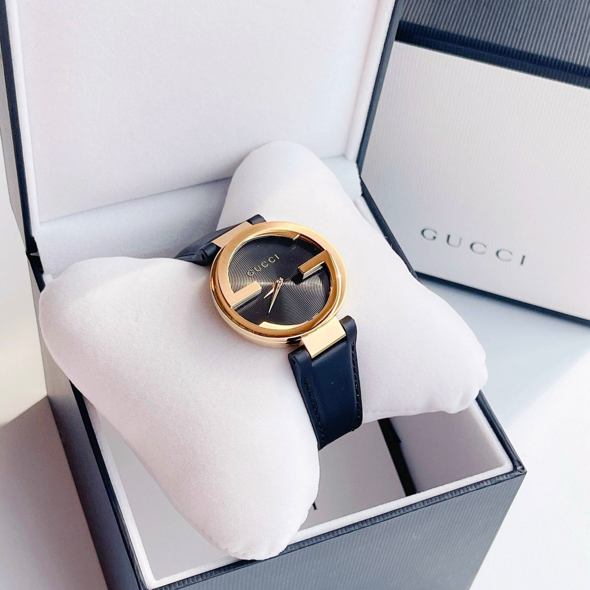 Gucci Interlocking G Gold Black Dial Black Leather Strap Unisex Watch - YA133326